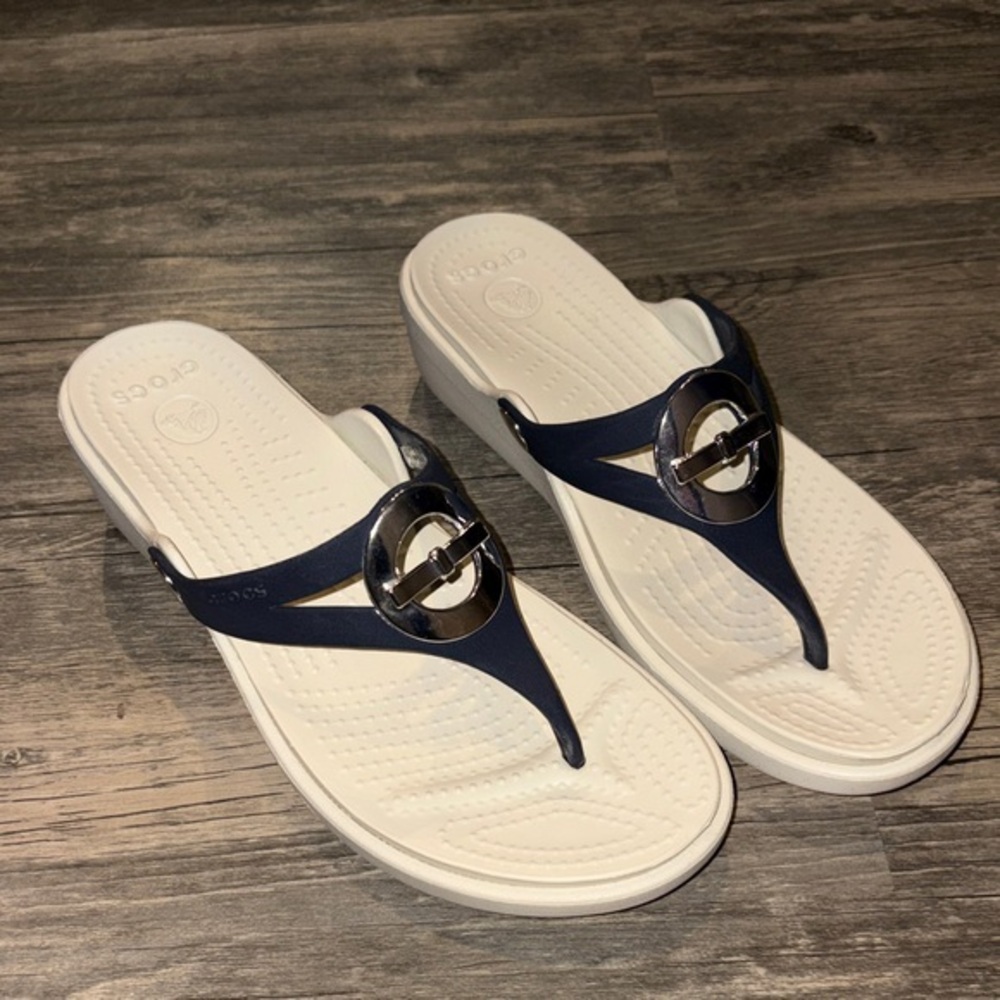 Crocs Sanrah sandals - navy / white - woman’s 7